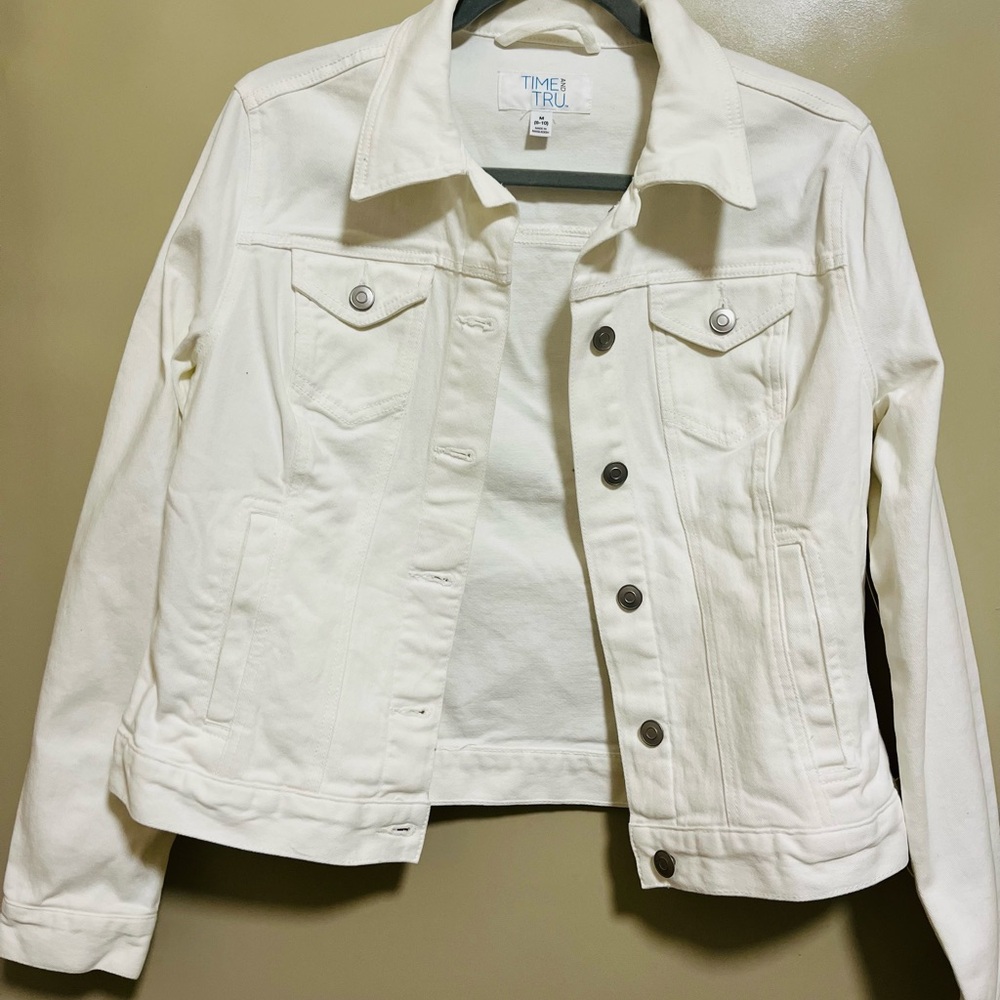 BNWT! WHITE DENIM JACKET FOR WOMEN 
SIZE M